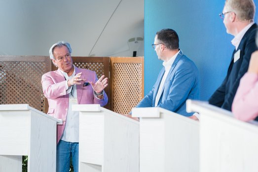 Willi Plattes (European Accounting) in der Diskussion mit Prof. Dr. Christian Bär (DATEV) und Prof. Dr. Jens Schönfeld (Flick Gocke Schaumburg) beim Wirtschaftsforum Neu Denken im Juni 2021.