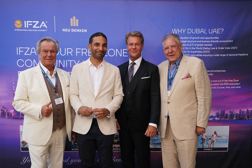 Vor der Fotowand: Willi Plattes, S.E. Ahmed Alattar, Botschafter der VAE in der Bundesrepublik Deutschland, Martin G. Pedersen, Chairman der International Free Zone Authority®, und Christoph Ahlhaus