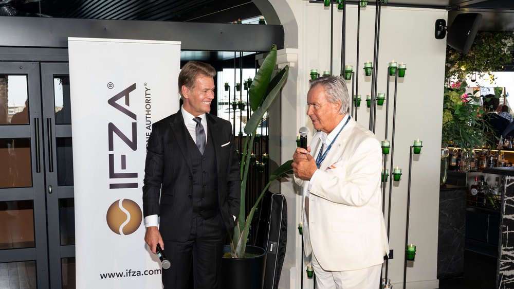 Willi Plattes stellt den lächelnden Martin Pedersen (IFZA) mit Mikrofon vor.