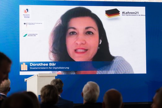 Dorothee Bär zugeschaltet auf der Leinwand beim Wirtschaftsforum Neu Denken 2021 auf Mallorca.