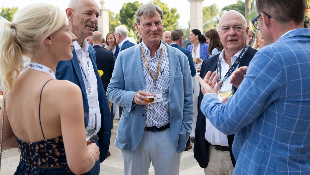 Austausch der Teilnehmer und Referenten auf der sonnigen Terrasse des Castello Hotels