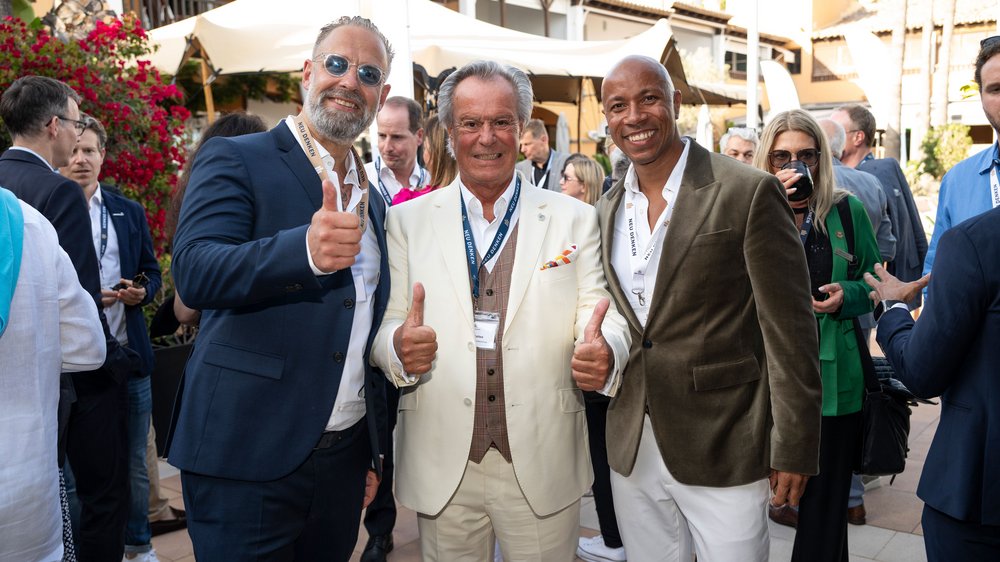 Willi Plattes am Sommerabend am Hafen von Puerto Portals – powered by IFZA International Free Zone Authority®, Dubai, im Restaurant YARA, im Gespräch mit Teilnehmern und Referenten