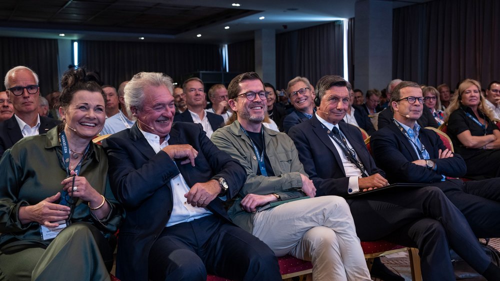 In der vordersten Reihe, positiv amüsiert im Publikum sitzend: Gitta Connemann, Jean Asselborn, Karl-Theodor zu Guttenberg, Borut Pahor und S.D. Prinz Maximilian von und zu Liechtenstein.