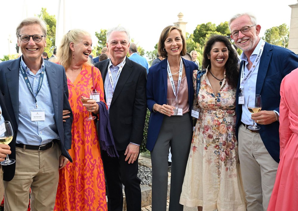 Referenten und Gäste im Austausch (u.a. Karl Gernandt)