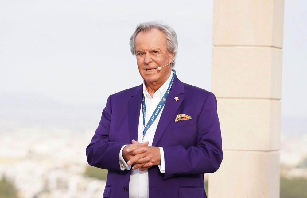 Willi Plattes spricht vor dem Publikum