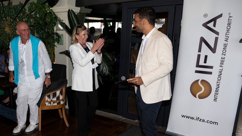 Sabine Christiansen applaudiert S.E. Ahmed Alattar