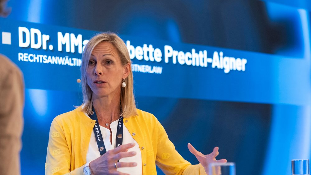 DDr. MMag. Babette Prechtl-Aigner, Rechtsanwältin und Partnerin bei LeitnerLaw, spricht über das Thema „Im Ausland statt in Deutschland?"