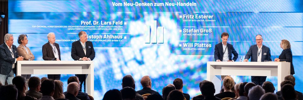 Prof. Dr. Lars Feld, Christoph Ahlhaus, Michael Bröcker, Fritz Esterer, Stefan Groß und Willi Plattes tauschen sich in einer Table-Diskussion über den Weg vom Neu-Denken zum Neu-Handeln aus. Die Diskussion wird von Frank Sieren moderiert