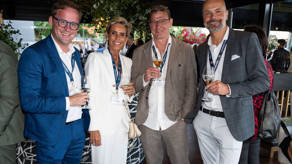 Ein Schnappschuss der Gäste im Restaurant YARA (u.a. mit Jan-Hendrik Goldbeck, Yvonne Plattes, Ralph Suikat)
