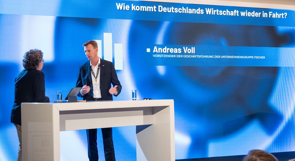 Andreas Voll, Vorsitzender der Geschäftsführung der Unternehmensgruppe fischer, und Frank Sieren tauschen sich darüber aus, wie Deutschlands Wirtschaft wieder in Fahrt kommt