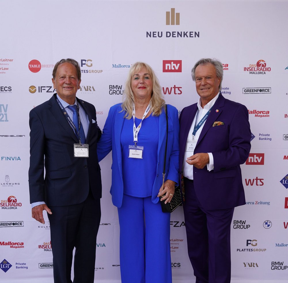 Vor der Fotowand aufzutreffen: Willi Plattes mit Hans-Josef und Sibylle Döllgen