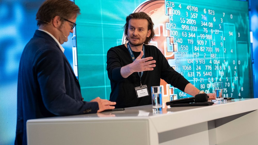 Eric Demuth, CEO der Kryptowährungsbörse Bitpanda, eines der erfolgreichsten Fintechs Europas, spricht über die Frage: „Trauen Sie Bitcoins?", im Austausch mit Michael Bröcker