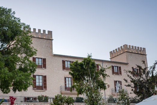 Feierlicher Eröffnungsabend des Wirtschaftsforums Neu Denken in den Gärten des Hotel Castell Son Claret auf Mallorca im Juni 2021..