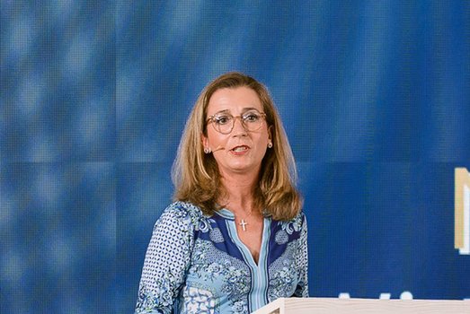 Astrid Hamker spricht  beim Wirtschaftsforum Neu Denken im Juni 2021 auf Mallorca.