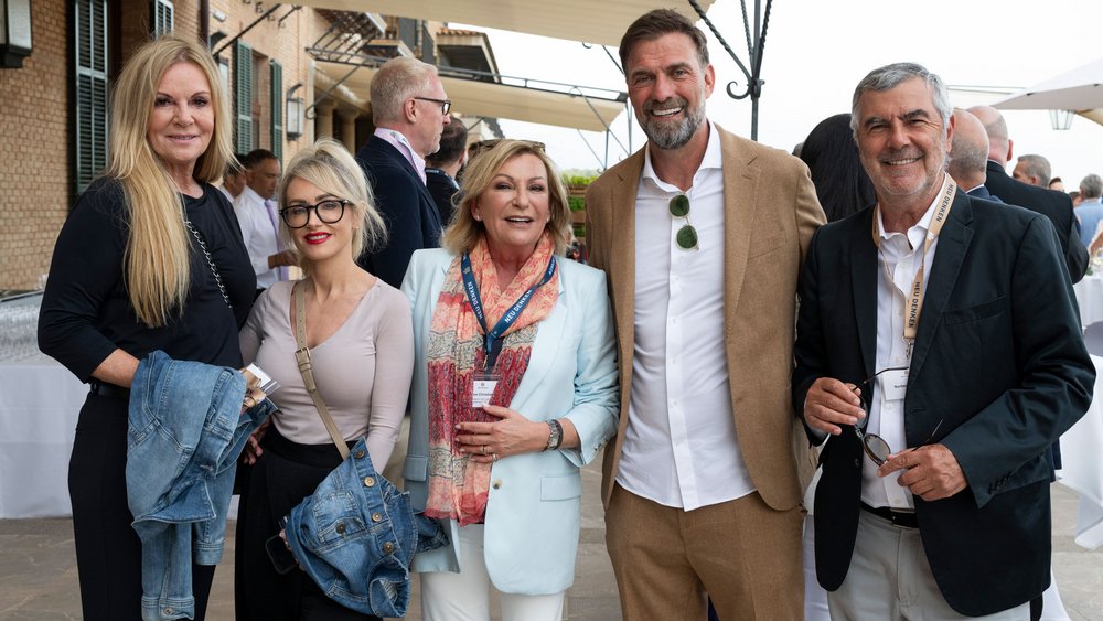 Das NEU DENKEN Wirtschaftsforum fördert den direkten Austausch zwischen Teilnehmern und Referenten. (u.a. Sabine Christiansen und Jürgen Klopp)