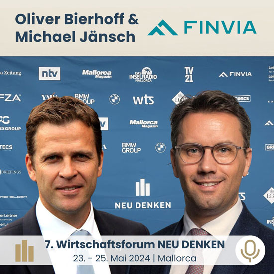 Oliver Bierhoff und Michael Jänsch vor einer blauen Sponsorenwand
