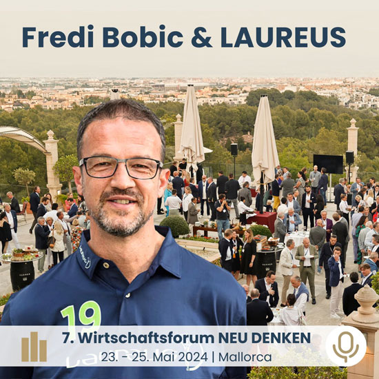 Fredi Bobic in blauem Poloshirt vor der Terrasse vom Castillo Hotel Son Vida