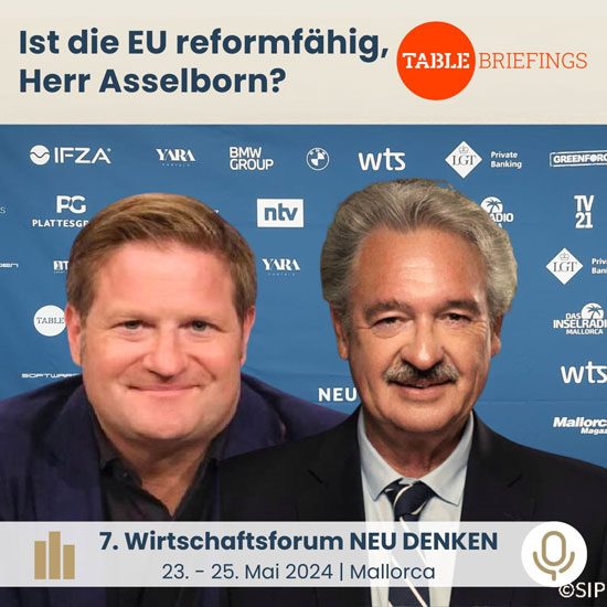 Michael Bröcker und Jean Asselborn vor einer blauen Sponsorenwand