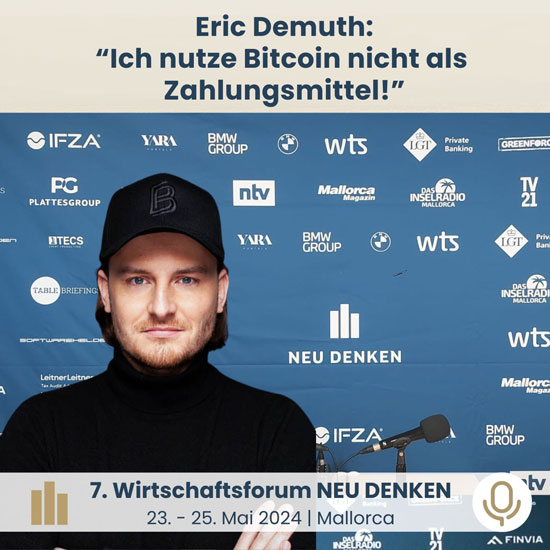 Eric Demuth vor einer blauen Sponsorwand