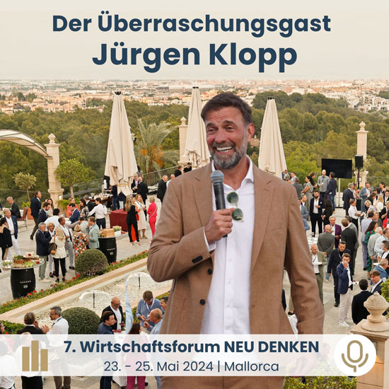 Jürgen Klopp mit Mikrofon in der hand vor der Terrasse vom Castillo Hotel in Son Vida 