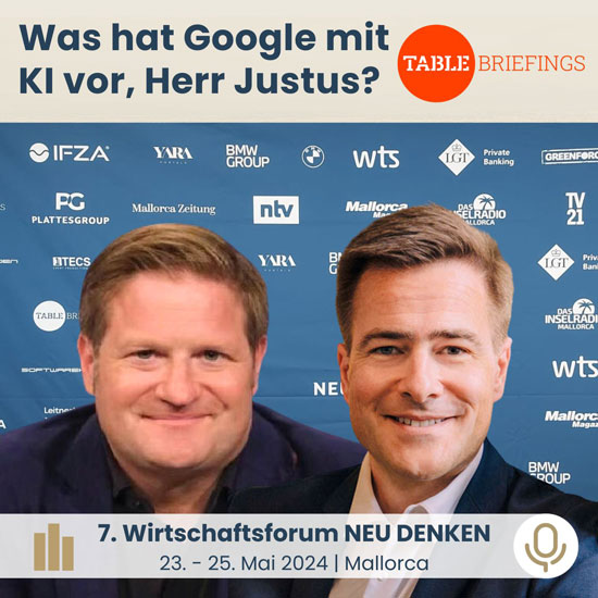 Michael Bröcker und Philipp Justus von Google Europa vor einer blauen Sponsorwand