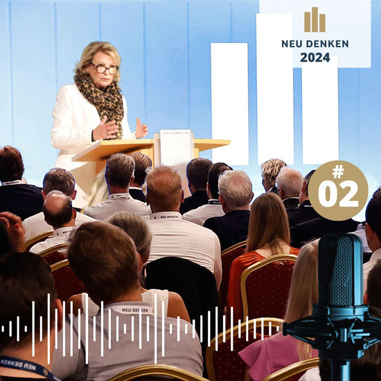 Sabine Christiansen auf der Bühne bei NEU DENKEN, im Vordergrund sieht man das Publikum von hinten
