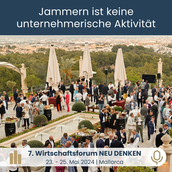Der Blick von oben auf die mit Personen gefüllte Terrasse des Castillo Hotels in Son Vida