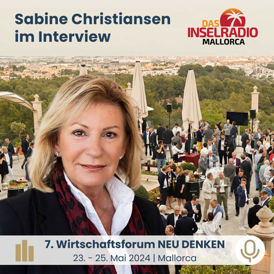 Sabine Christiansen vor der Terrasse vom Castillo Hotel in Son Vida, mit der Bucht von Palma im Hintergrund